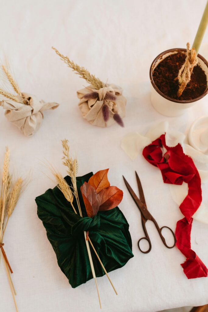 Sustainable gift wrapping using fabrics and dried plants, highlighting eco-conscious creativity.